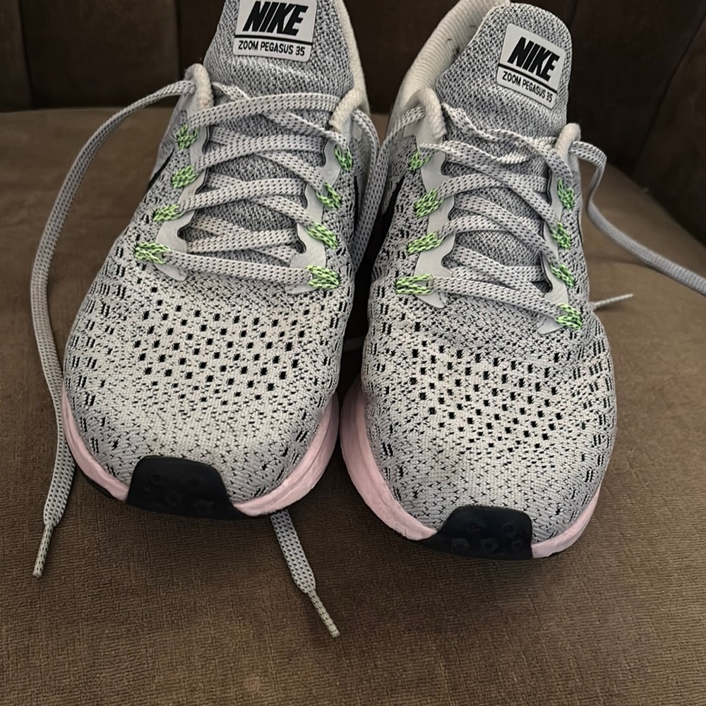 Nike Gray and Pink Athletic Shoes for Performance - Picture 2 of 5